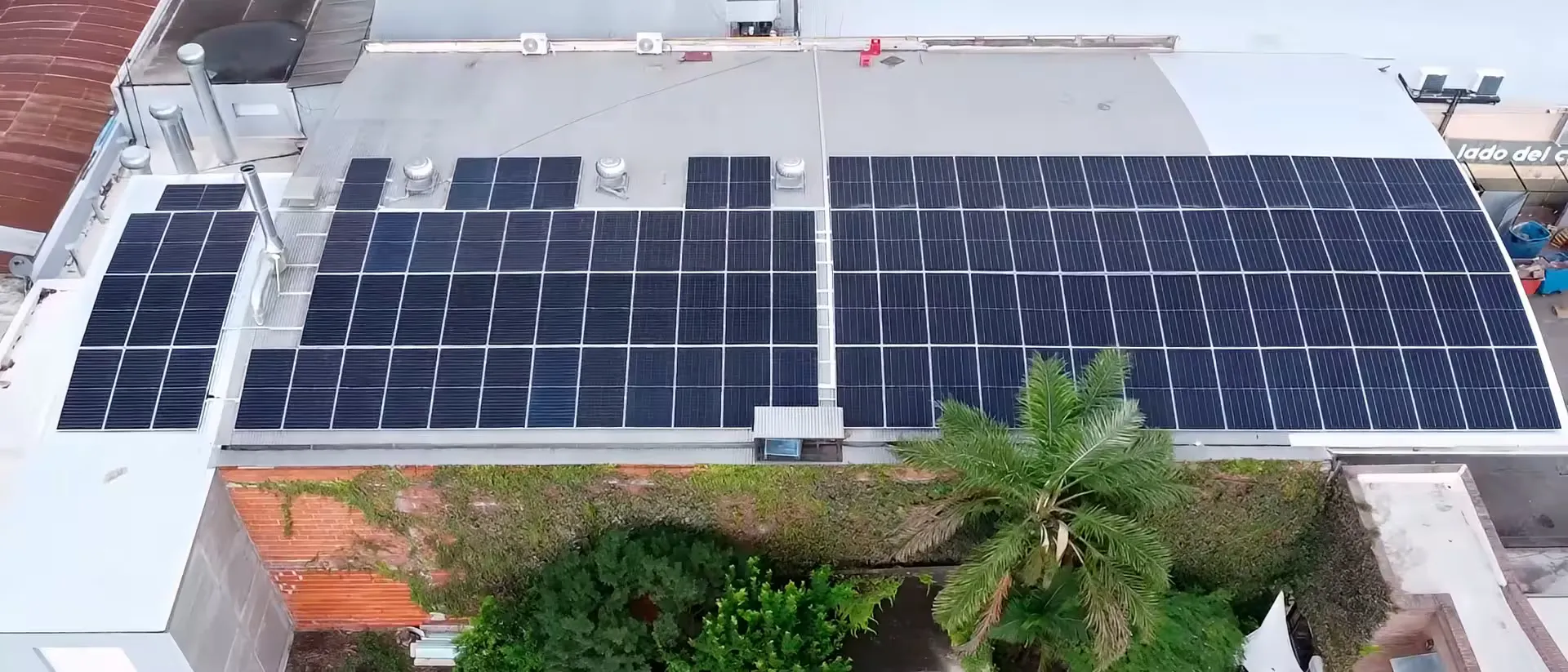 Vista general de la instalación solar en Supermercado Arcoiris — 110 paneles sobre techo parabólico