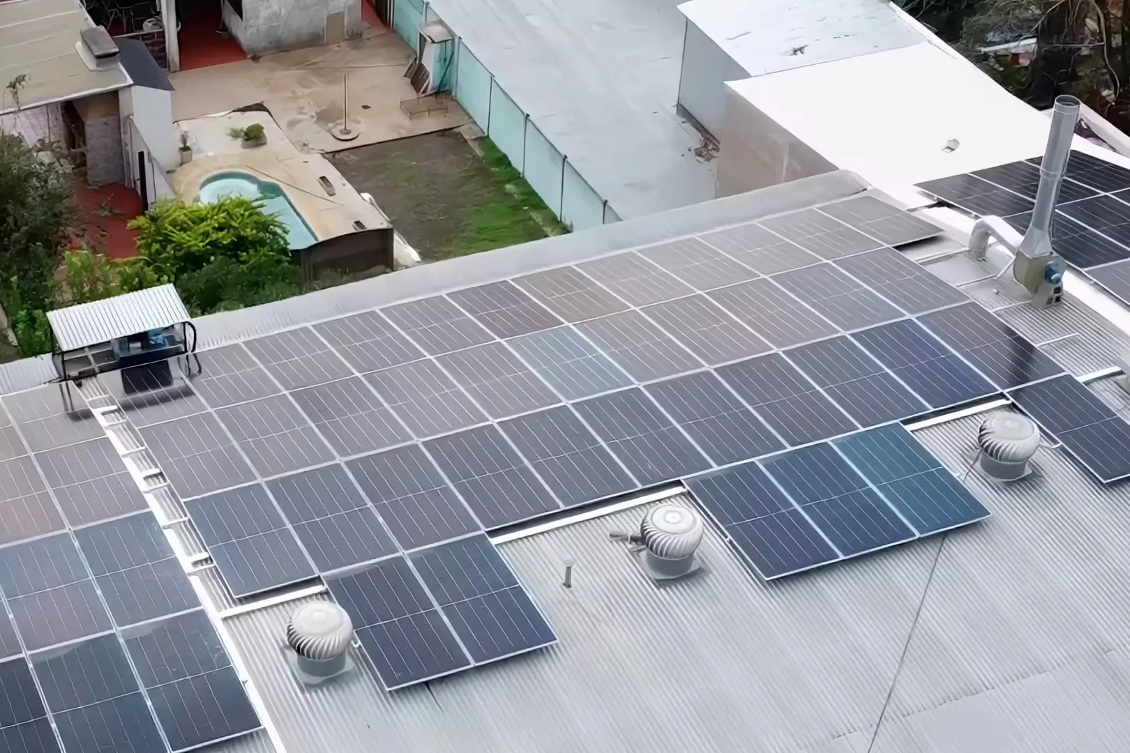 Detalle de paneles solares Jinko en techo de Supermercado Arcoiris