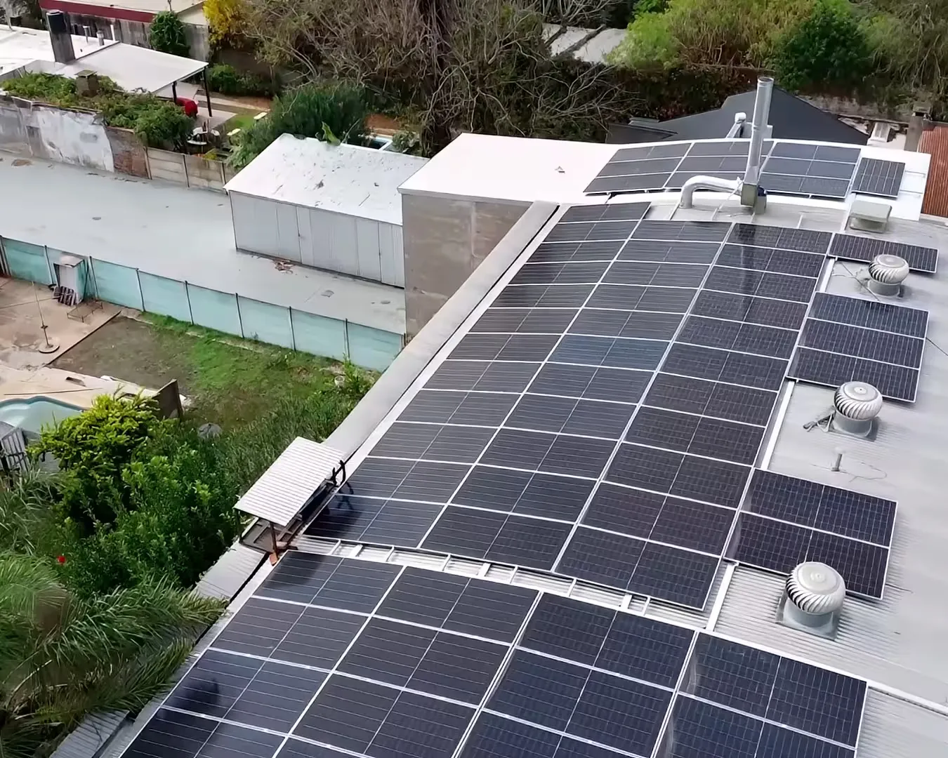Detalle de instalación solar industrial sobre techo metálico