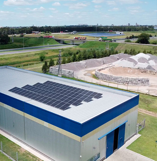 Planta industrial con sistema fotovoltaico